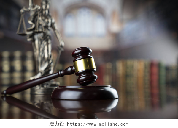 棕色木槌在木桌子上法律主题。 法律系图书馆的主题雕像和法官Gavel.